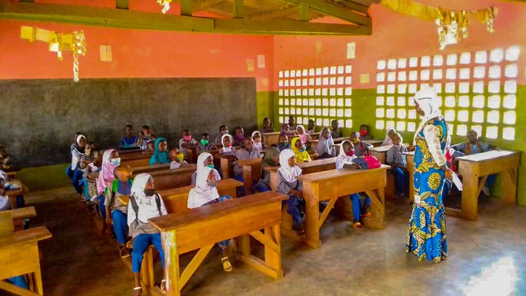 Klassenraum mit Abstand zwischen den Schulbänken