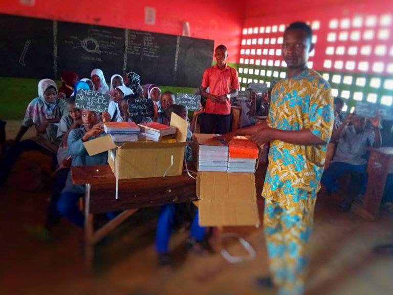 Kinder mit Schulbüchern in Tsévié