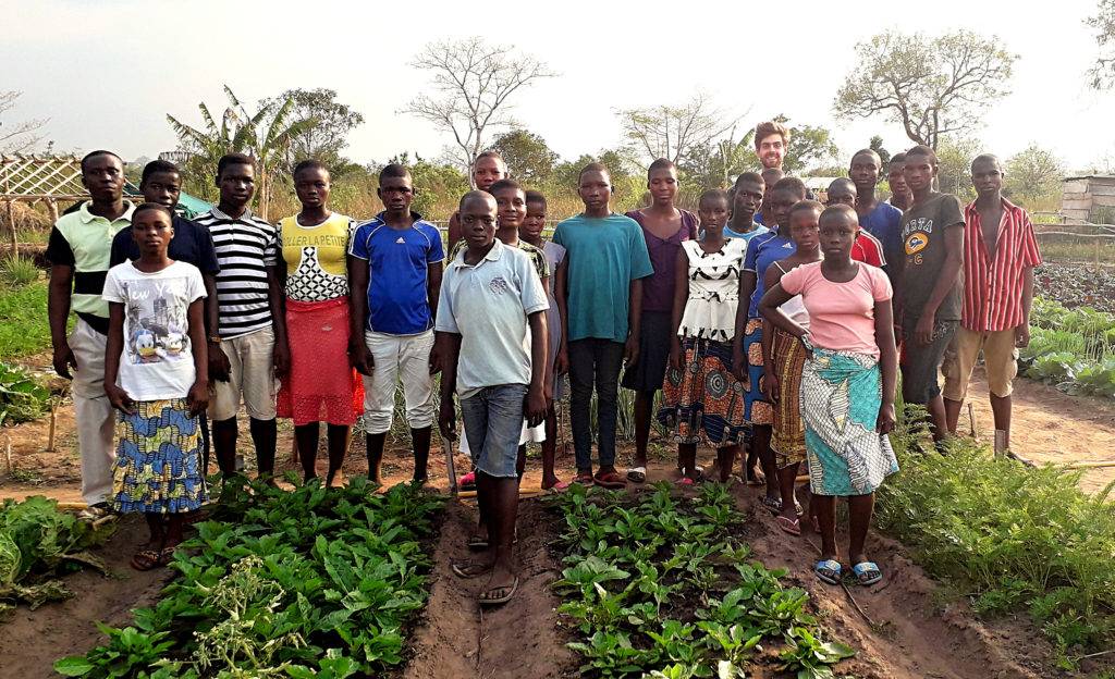 Schüler:innen im Gemüsegarten der Farm GAVISA