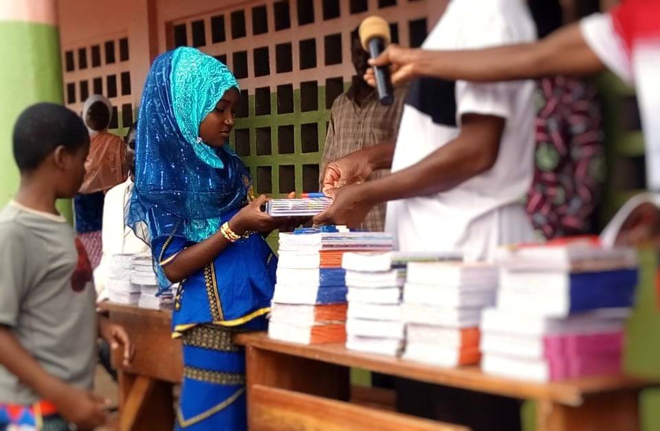 Schulbücher werden an Schüler:innen in Tsévié verteilt